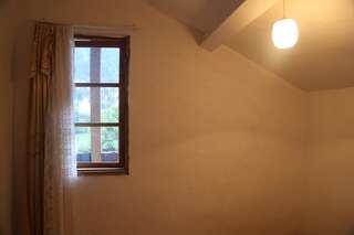 Гостевой дом N&N Guest House Местиа Двухместный номер с 2 отдельными кроватями и дополнительной кроватью-1